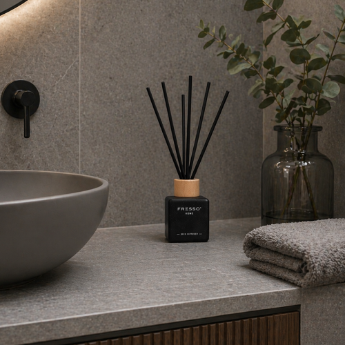 Fresso - Αρωματικό Χώρου με Στικ Amora 100 ml Premium Home Reed Diffuser με FlowScent, Μαύρο Γυάλινο Μπουκάλι και Μαύρα Στικ από Fiberglass - 1 Τεμ. (390013/FRE)